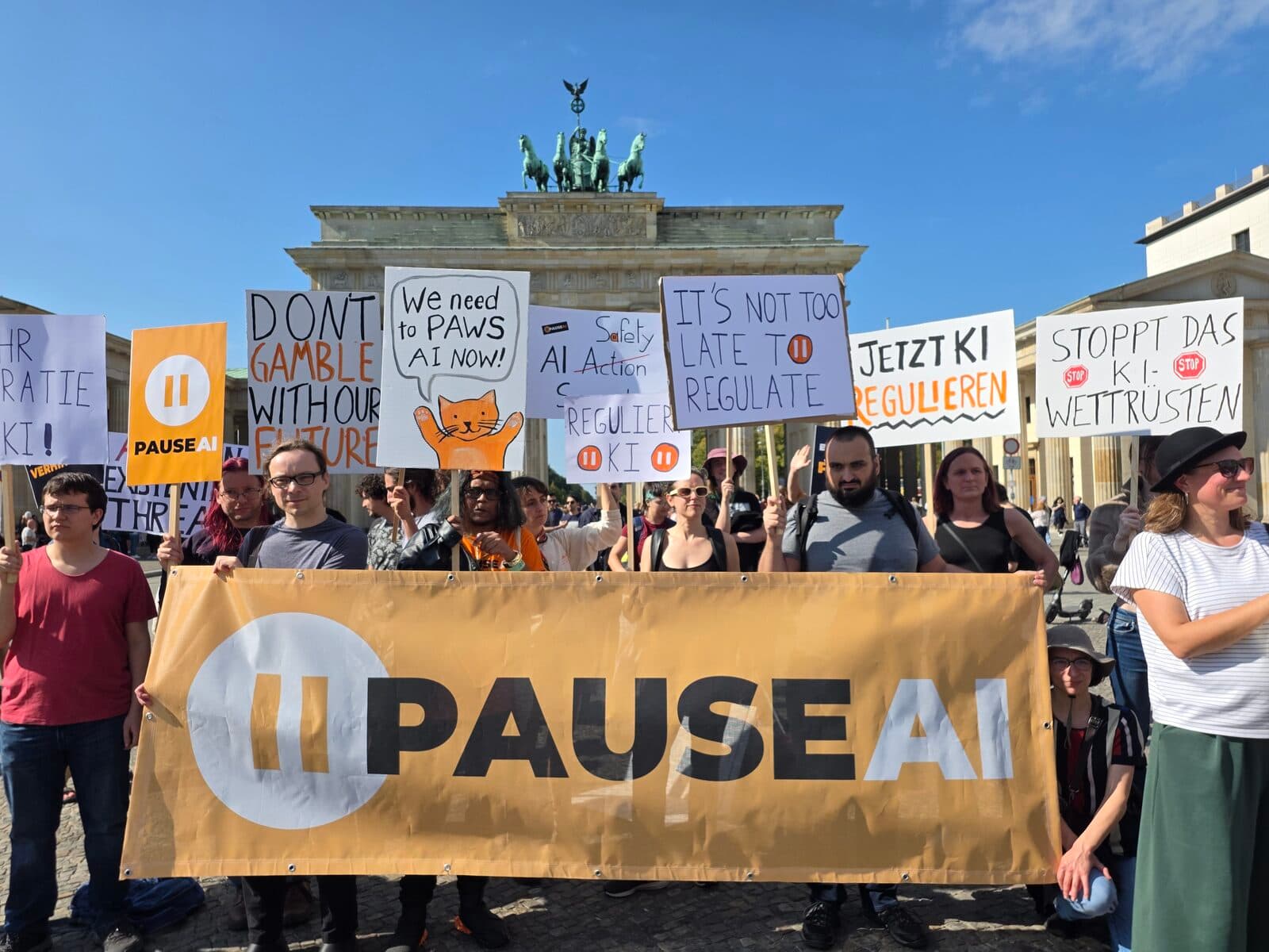 Demonstrierende von PauseAI Deutschland mit Bannern vor dem Brandenburger Tor